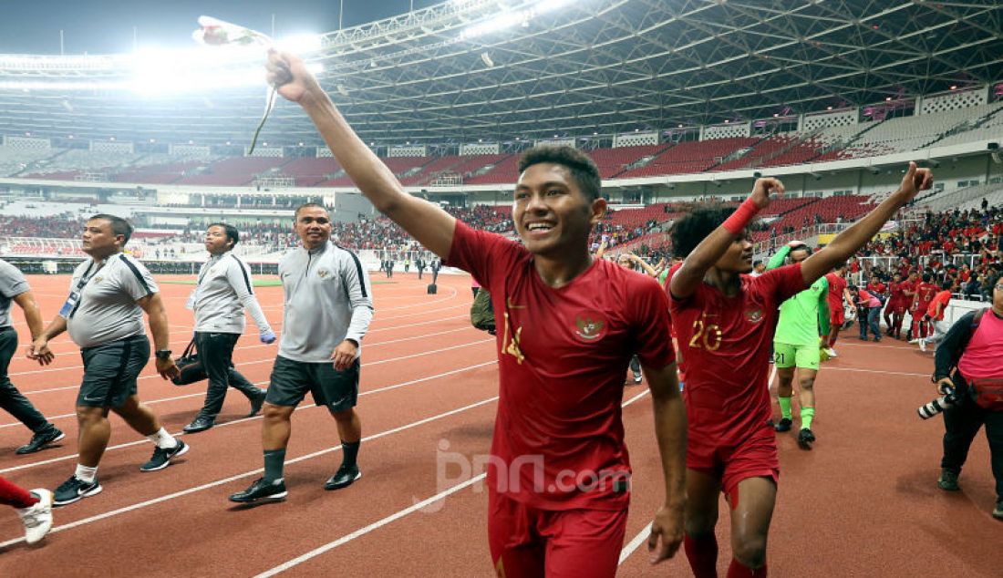 Pemain Timnas U-19 Indonesia merayakan kemenangan di Stadion Utama Gelora Bung Karno, Jakarta, Minggu (10/11). Indonesia U-19 lolos Piala Asia U-19 2020 di Uzbekistan setelah menahan imbang lawannya dengan skor 1-1. - JPNN.com