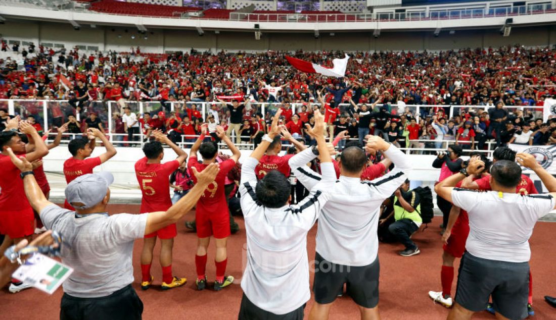 Seluruh Pemain dan Official Indonesia U-19 merayakan kemenangan di Stadion Utama Gelora Bung Karno, Jakarta, Minggu (10/11). Indonesia U-19 lolos Piala Asia U-19 2020 di Uzbekistan setelah menahan imbang lawannya dengan skor 1-1. - JPNN.com