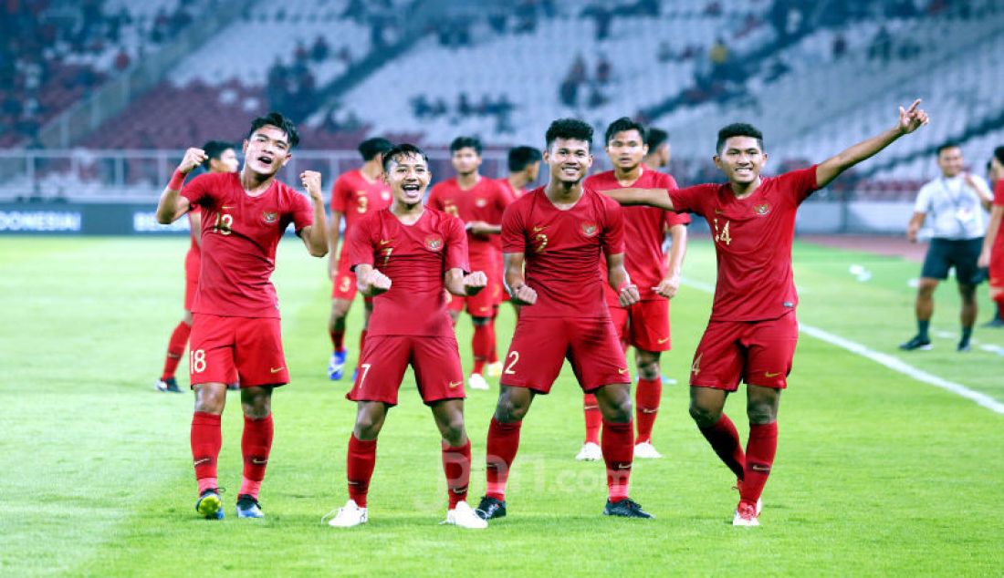 Pemain Timnas U-19 Indonesia merayakan kemenangan di Stadion Utama Gelora Bung Karno, Jakarta, Minggu (10/11). Indonesia U-19 lolos Piala Asia U-19 2020 di Uzbekistan setelah menahan imbang lawannya dengan skor 1-1. - JPNN.com