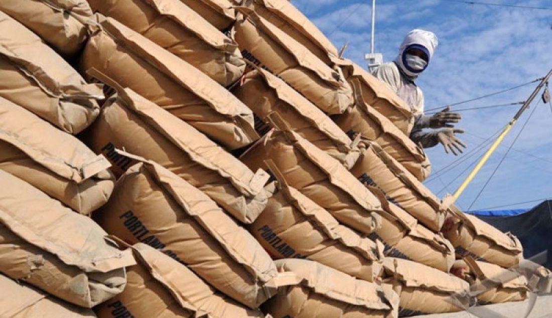 Seorang pekerja memindahan semen ke atas kapal di Pelabuhan Paotere, Makassar. Pemprov Sulawesi Utara kini tengah mendorong ekspor semen ke wilayah Asia. - JPNN.com