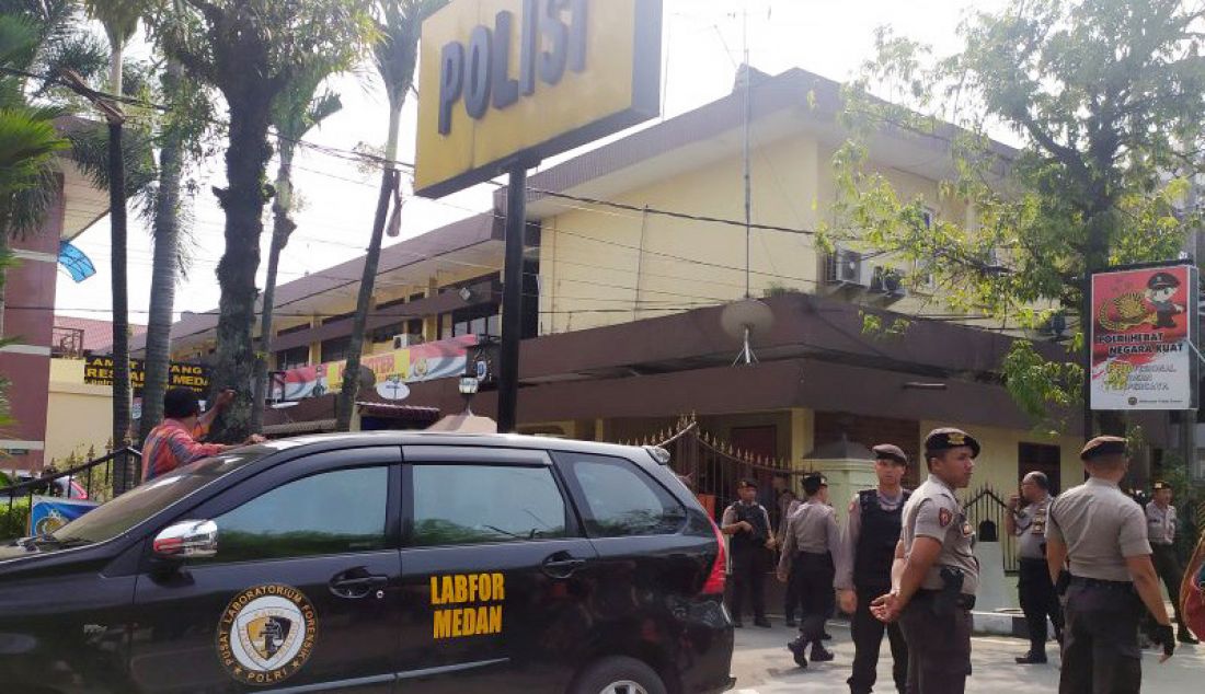 Suasana di Mako Polrestabes Medan pasca serangan yang diduga bom bunuh diri pada Rabu (13/11) pagi. Akibat serangan ini dikabarkan seorang Polisi mengalami luka. - JPNN.com