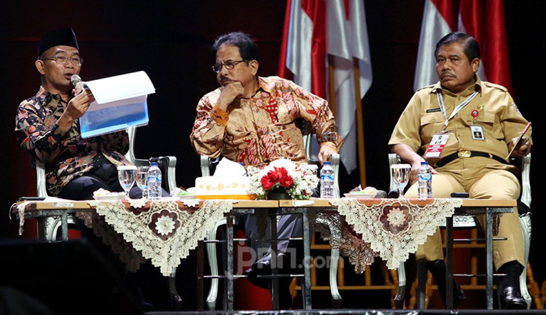 Kiri: Menko PMK Muhadjir Effendy dan Menteri ATR/BPN Sofyan Djalil saat diskusi Sinergi dalam Pembangunan Nasional dan Daerah, Sentul, Jawa Barat, Rabu (13/11). - JPNN.com
