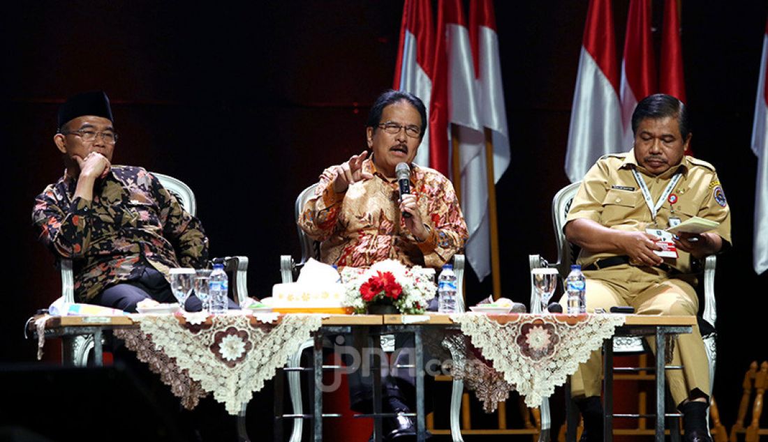 Kiri: Menko PMK Muhadjir Effendy dan Menteri ATR/BPN Sofyan Djalil saat diskusi Sinergi dalam Pembangunan Nasional dan Daerah, Sentul, Jawa Barat, Rabu (13/11). - JPNN.com