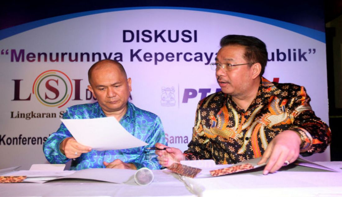 Pendiri LSI Denny JA (kanan) dan Pimpinan Proyek PT LAPI ITB Donald C Lantu melakukan kerjasama disela acara diskusi bertema 