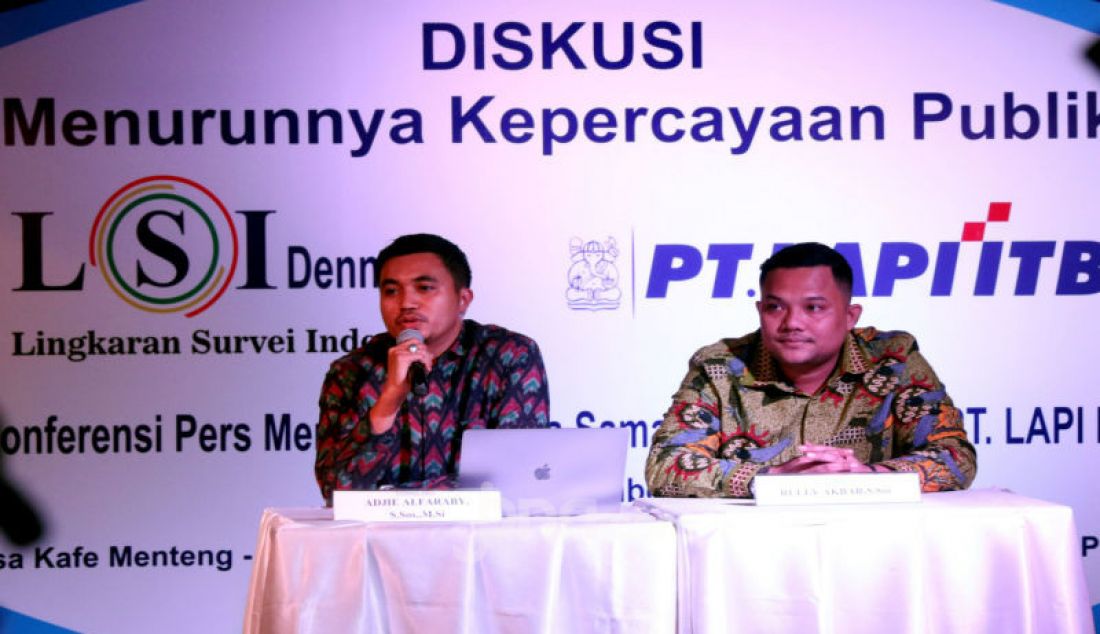 Peneliti LSI Denny JA, Adjie Alfaraby (kiri) dan Rully Akbar memberikan paparan pada diskusi bertema 