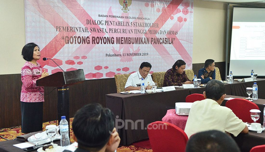 Direktur Hubungan Antarlembaga dan Kerja Sama BPIP, Efrida Herawati Siregar saat mengenalkan BPIP di Pekanbaru, Rabu (13/11). BPIP mengajak warga Riau agar tidak terlibat dalam Politisasi Identitas. - JPNN.com
