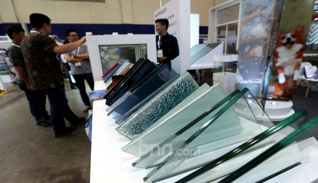 Sejumlah pengunjung saat melihat koleksi kaca pada Pameran Glasstech Asia dan Fenestration Asia 2019, di ICE BSD City, Tangerang, Kamis (14/11). - JPNN.com