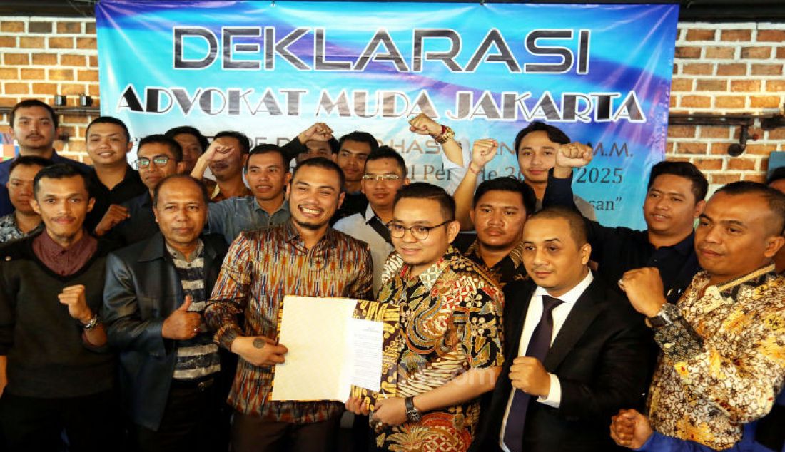Ketua Umum Advokat Muda Jakarta, Rhaditiya Putra Perdana, Sekjen Antonny M. Tarigan, dan Advokat Muda Jakarta, menggelar deklarasi dukungan terhadap Otto Hasibuan untuk memimpin Peradi di Jakarta, Kamis (14/11). - JPNN.com