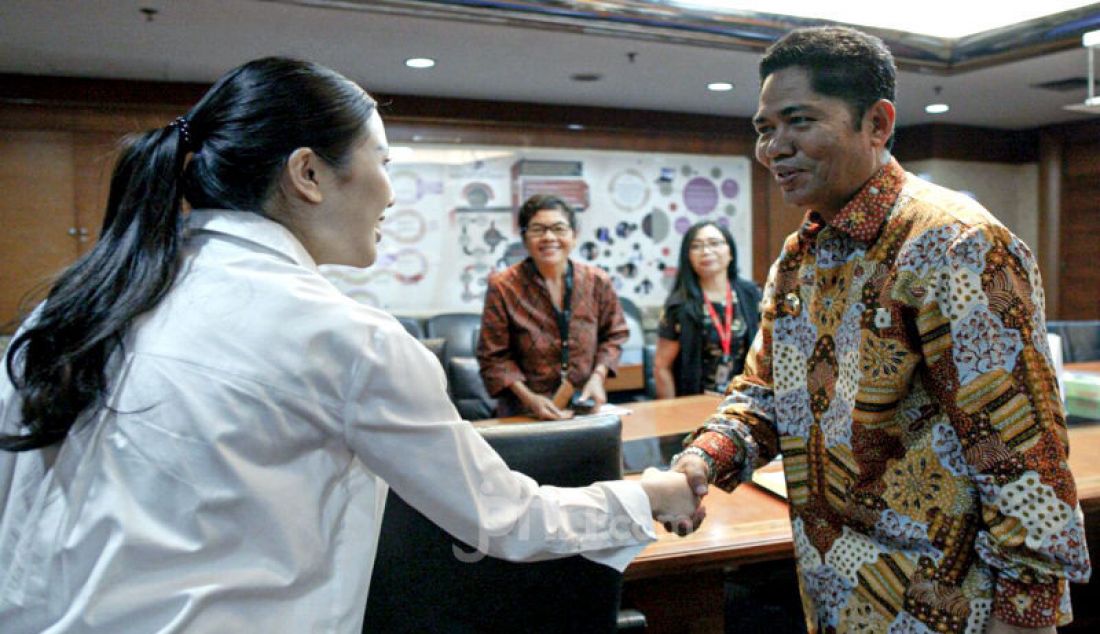 Wakil Menteri Pariwisata dan Ekonomi Kreatif Angela Tanoesoedibjo menerima audiensi dari Bupati Buton di Kantor Kementerian Pariwisata dan Ekonomi Kreatif, Jakarta, Jumat (15/11). - JPNN.com