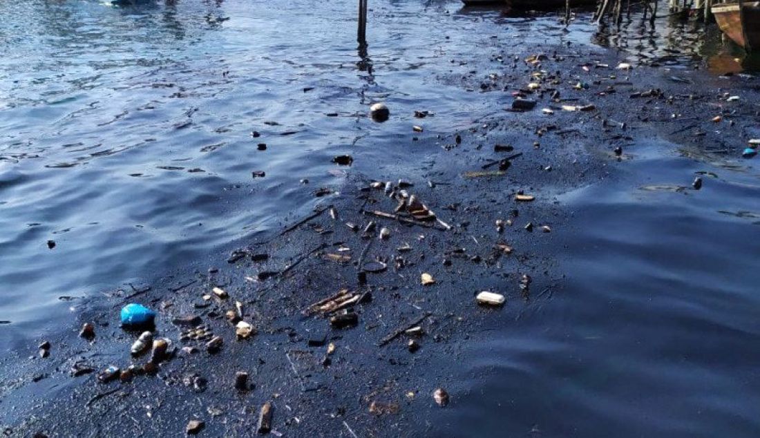 Nampak tumpahan minyak berwarna hitam pekat memenuhi perairan Batam, Kepulauan Riau. Para nelayan menuntut adanya ganti rugi akibat tumpahan minyak yang membuat mata pencaharian mereka terganggu. - JPNN.com
