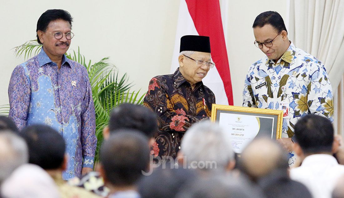 Wapres Ma'ruf Amin memberikan penghargaan kepada Gubernur DKI Jakarta Anies Baswedan pada acara Penganugerahan Keterbukaan Informasi Publik Tahun 2019 di Istana Wapres, Jakarta, Kamis (21/11). Pemprov DKI Jakarta sebagai badan publik Informatif. - JPNN.com