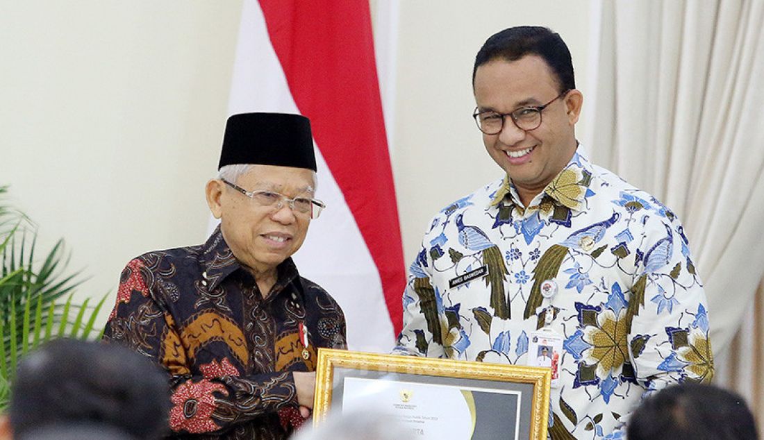 Wapres Ma'ruf Amin memberikan penghargaan kepada Gubernur DKI Jakarta Anies Baswedan pada acara Penganugerahan Keterbukaan Informasi Publik Tahun 2019 di Istana Wapres, Jakarta, Kamis (21/11). Pemprov DKI Jakarta sebagai bada - JPNN.com