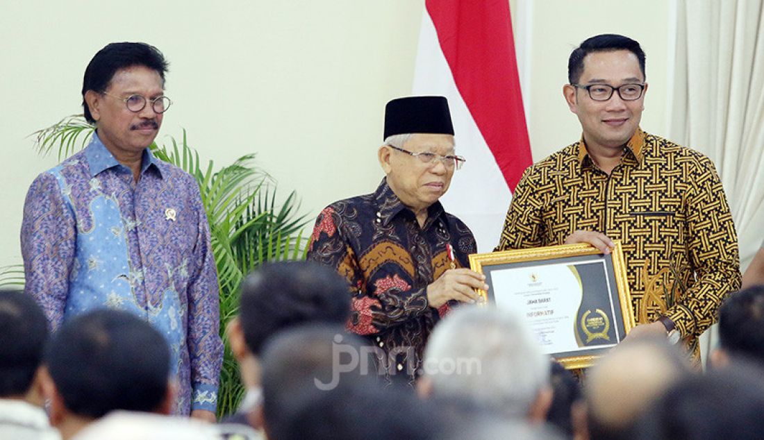 Wapres Ma'ruf Amin memberikan penghargaan kepada Gubernur Jawa Barat Ridwan Kamil pada acara Penganugerahan Keterbukaan Informasi Publik Tahun 2019 di Istana Wapres, Jakarta, Kamis (21/11). Pemprov Jawa Barat sebagai badan publik Informatif. - JPNN.com