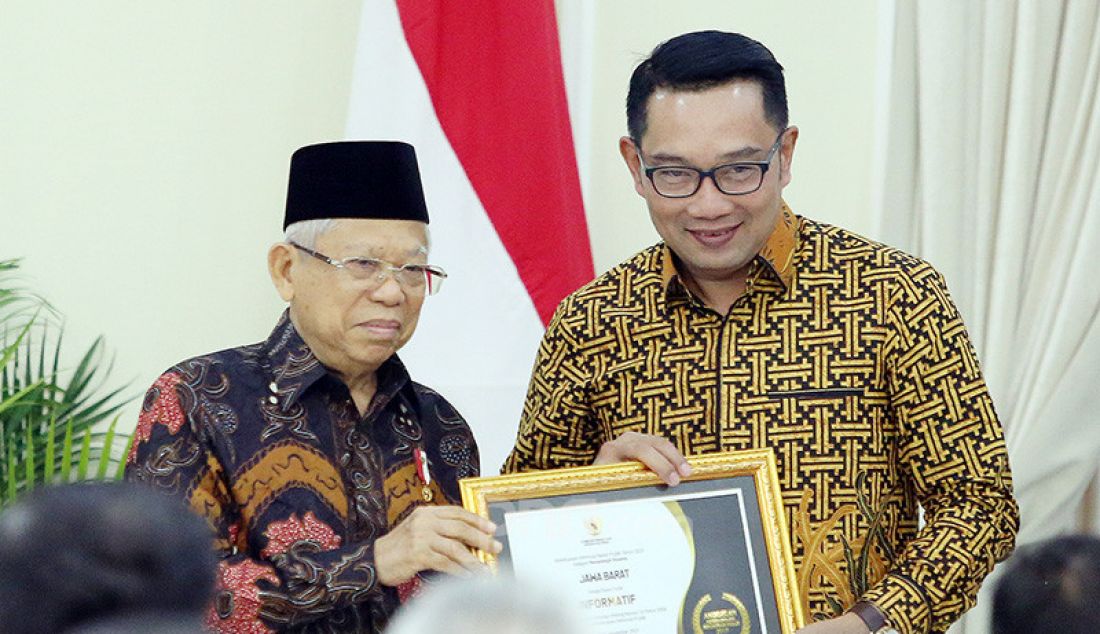 Wapres Ma'ruf Amin memberikan penghargaan kepada Gubernur Jawa Barat Ridwan Kamil pada acara Penganugerahan Keterbukaan Informasi Publik Tahun 2019, Jakarta, Kamis (21/11). Pemprov Jawa Barat sebagai badan publik informatif. - JPNN.com