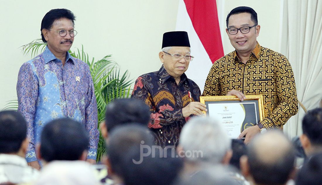 Wapres Ma'ruf Amin memberikan penghargaan kepada Gubernur Jawa Barat Ridwan Kamil pada acara Penganugerahan Keterbukaan Informasi Publik Tahun 2019 di Istana Wapres, Jakarta, Kamis (21/11). Pemprov Jawa Barat sebagai badan publik Informatif. - JPNN.com