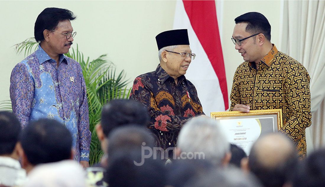 Wapres Ma'ruf Amin memberikan penghargaan kepada Gubernur Jawa Barat Ridwan Kamil pada acara Penganugerahan Keterbukaan Informasi Publik Tahun 2019 di Istana Wapres, Jakarta, Kamis (21/11). Pemprov Jawa Barat sebagai badan publik Informatif. - JPNN.com