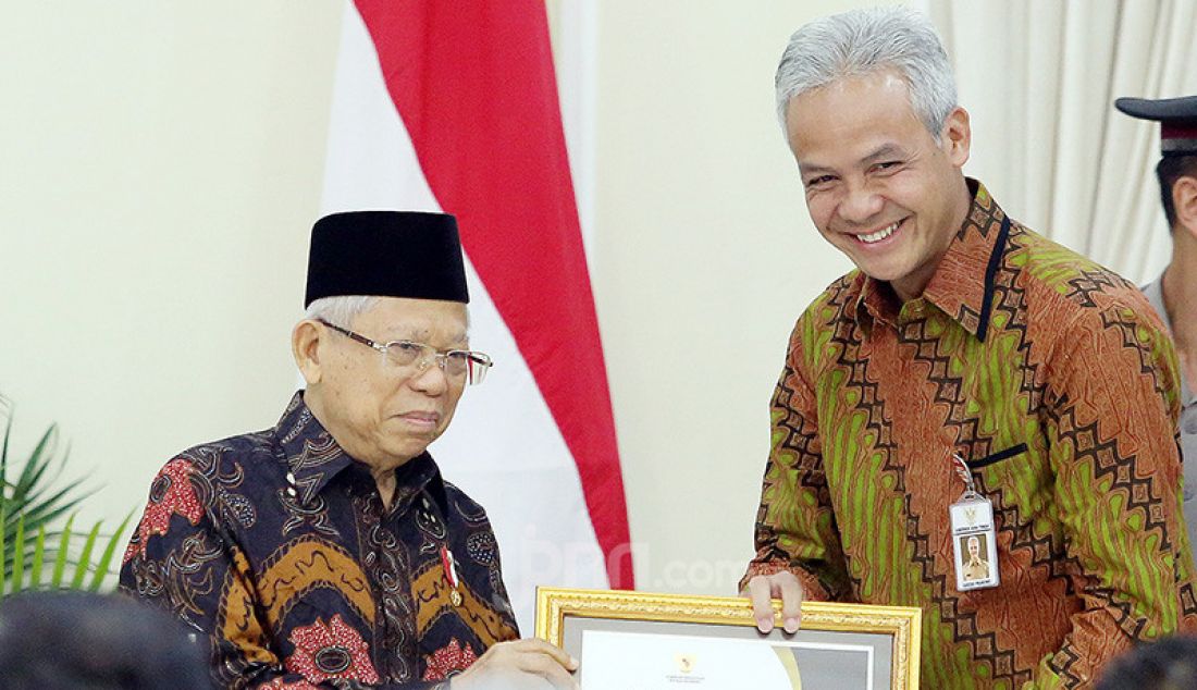 Wapres Ma'ruf Amin memberikan penghargaan kepada Gubernur Jawa Tengah Ganjar Pranowo pada acara Penganugerahan Keterbukaan Informasi Publik Tahun 2019, Jakarta, Kamis (21/11). Pemprov Jateng sebagai badan publik informatif. - JPNN.com