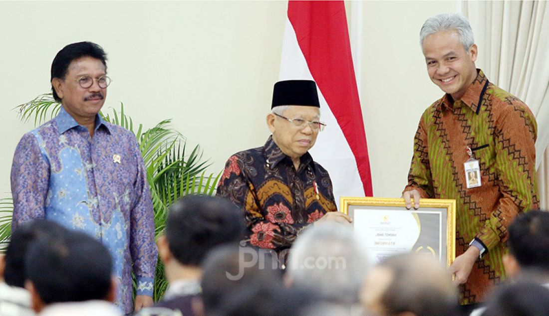 Wapres Ma'ruf Amin memberikan penghargaan kepada Gubernur Jawa Tengah Ganjar Pranowo pada acara Penganugerahan Keterbukaan Informasi Publik Tahun 2019 di Istana Wapres, Jakarta, Kamis (21/11). Pemprov Jawa Tengah sebagai badan publik Informatif. - JPNN.com