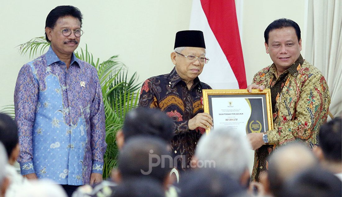 Wapres Ma'ruf Amin memberikan penghargaan kepada Ketua Bawaslu RI Abhan pada acara Penganugerahan Keterbukaan Informasi Publik Tahun 2019 di Istana Wapres, Jakarta, Kamis (21/11). Bawaslu RI sebagai badan publik Informatif. - JPNN.com