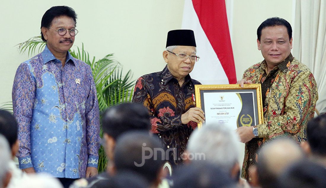 Wapres Ma'ruf Amin memberikan penghargaan kepada Ketua Bawaslu RI Abhan pada acara Penganugerahan Keterbukaan Informasi Publik Tahun 2019 di Istana Wapres, Jakarta, Kamis (21/11). Bawaslu RI sebagai badan publik Informatif. - JPNN.com