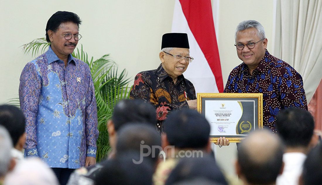 Wapres Ma'ruf Amin memberikan penghargaan kepada Ketua KPU Arief Budiman pada acara Penganugerahan Keterbukaan Informasi Publik Tahun 2019 di Istana Wapres, Jakarta, Kamis (21/11). KPU sebagai badan publik Informatif. - JPNN.com