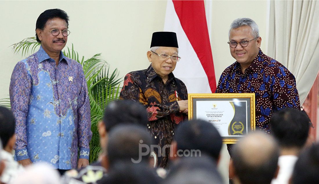 Wapres Ma'ruf Amin memberikan penghargaan kepada Ketua KPU Arief Budiman pada acara Penganugerahan Keterbukaan Informasi Publik Tahun 2019 di Istana Wapres, Jakarta, Kamis (21/11). KPU sebagai badan publik Informatif. - JPNN.com