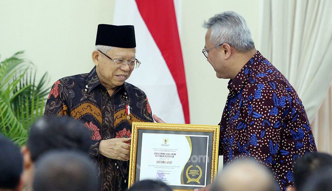 Wapres Ma'ruf Amin memberikan penghargaan kepada Ketua KPU Arief Budiman pada acara Penganugerahan Keterbukaan Informasi Publik Tahun 2019 di Istana Wapres, Jakarta, Kamis (21/11). KPU sebagai badan publik Informatif. - JPNN.com