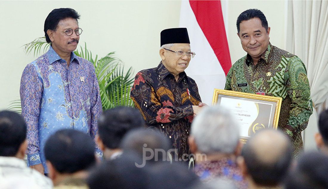 Wapres Ma'ruf Amin memberikan penghargaan kepada Plt Dirjen Politik dan Pemerintahan Umum Kementerian Dalam Negeri Bahtiar pada acara Penganugerahan Keterbukaan Informasi Publik Tahun 2019 di Istana Wapres, Jakarta, Kamis (21/11). Kemendagri sebagai badan publik Informatif. - JPNN.com