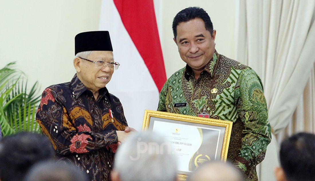 Wapres Ma'ruf Amin memberikan penghargaan kepada Plt Dirjen Politik dan Pemerintahan Umum Kementerian Dalam Negeri Bahtiar pada acara Penganugerahan Keterbukaan Informasi Publik Tahun 2019, Jakarta, Kamis (21/11). - JPNN.com