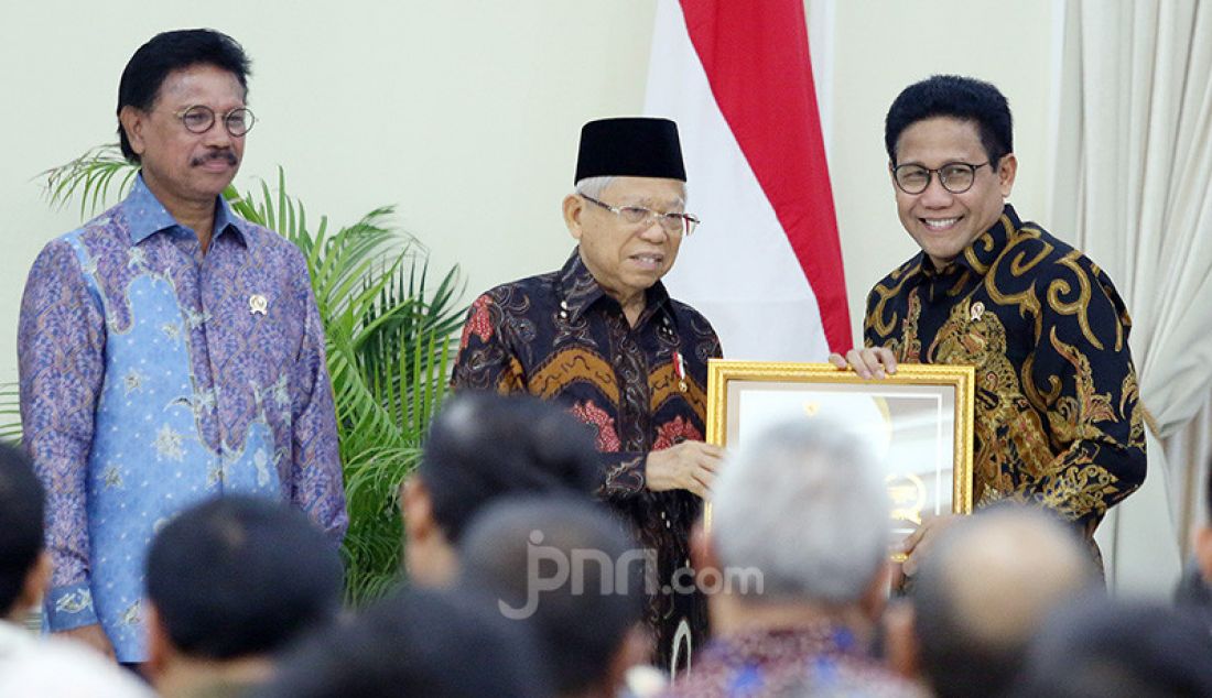 Wapres Ma'ruf Amin memberikan penghargaan kepada Mendes PDTT Abdul Halim Iskandar pada acara Penganugerahan Keterbukaan Informasi Publik Tahun 2019, Jakarta, Kamis (21/11). Kemendes PDTT sebagai badan publik Informatif. - JPNN.com