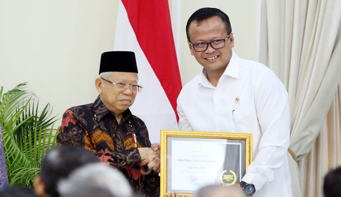 Wapres Ma'ruf Amin memberikan penghargaan kepada Menteri KKP Edhy Prabowo pada acara Penganugerahan Keterbukaan Informasi Publik Tahun 2019, Jakarta, Kamis (21/11). Kementerian KKP sebagai badan publik Informatif. - JPNN.com