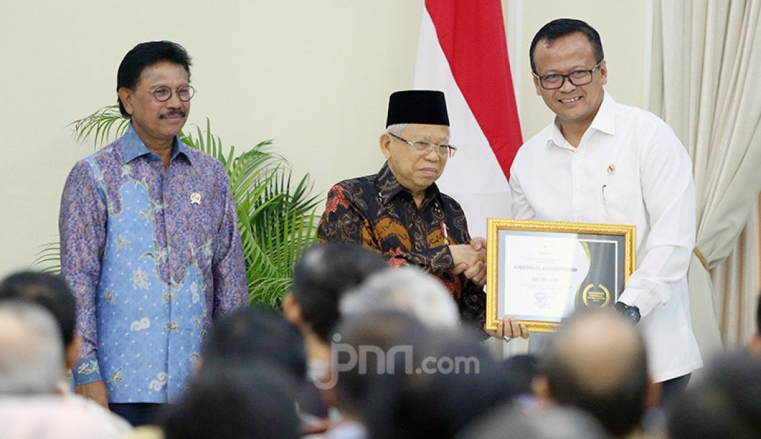 Wapres Ma'ruf Amin memberikan penghargaan kepada Menteri KKP Edhy Prabowo pada acara Penganugerahan Keterbukaan Informasi Publik Tahun 2019 di Istana Wapres, Jakarta, Kamis (21/11). Kementerian KKP sebagai badan publik Informatif. - JPNN.com