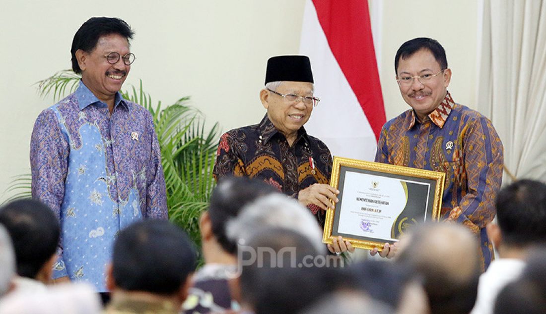 Wapres Ma'ruf Amin memberikan penghargaan kepada Menkes Terawan Agus Putranto pada acara Penganugerahan Keterbukaan Informasi Publik Tahun 2019, Jakarta, Kamis (21/11). Kemenkes sebagai badan publik Informatif. - JPNN.com