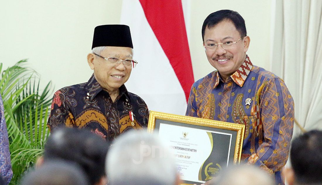 Wapres Ma'ruf Amin memberikan penghargaan kepada Menkes Terawan Agus Putranto pada acara Penganugerahan Keterbukaan Informasi Publik Tahun 2019, Jakarta, Kamis (21/11). Kemenkes sebagai badan publik Informatif. - JPNN.com