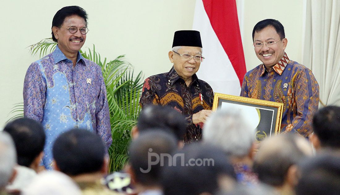 Wapres Ma'ruf Amin memberikan penghargaan kepada Menkes Terawan Agus Putranto pada acara Penganugerahan Keterbukaan Informasi Publik Tahun 2019, Jakarta, Kamis (21/11). Kemenkes sebagai badan publik Informatif. - JPNN.com