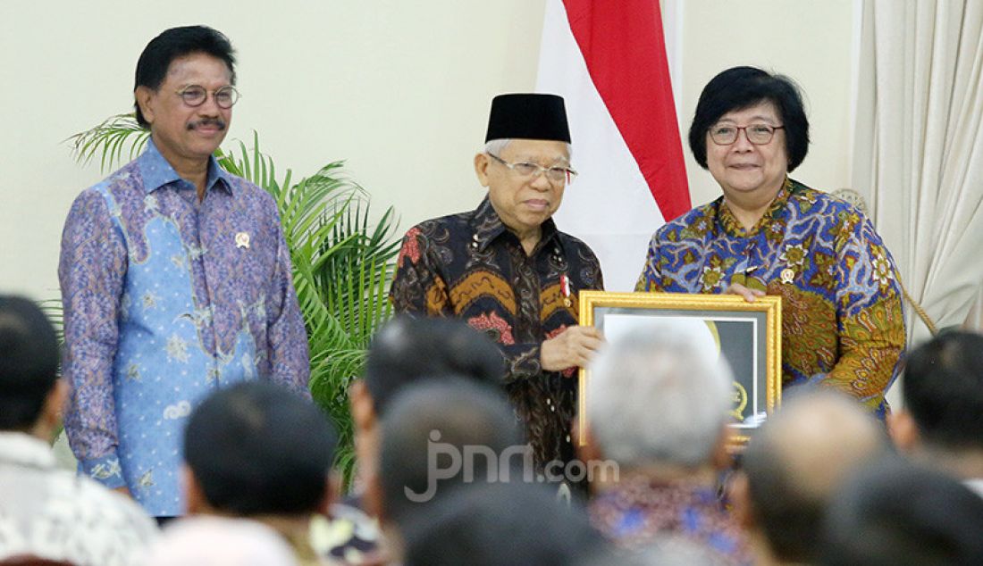 Wapres Ma'ruf Amin memberikan penghargaan kepada Menteri LHK Siti Nurbaya Bakar pada acara Penganugerahan Keterbukaan Informasi Publik Tahun 2019, Jakarta, Kamis (21/11). Kementerian LHK sebagai badan publik Informatif. - JPNN.com