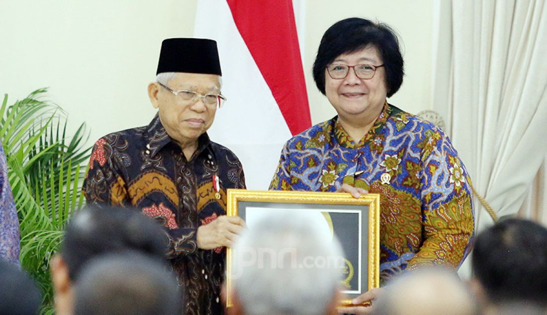 Wapres Ma'ruf Amin memberikan penghargaan kepada Menteri LHK Siti Nurbaya Bakar pada acara Penganugerahan Keterbukaan Informasi Publik Tahun 2019, Jakarta, Kamis (21/11). Kementerian LHK sebagai badan publik Informatif. - JPNN.com