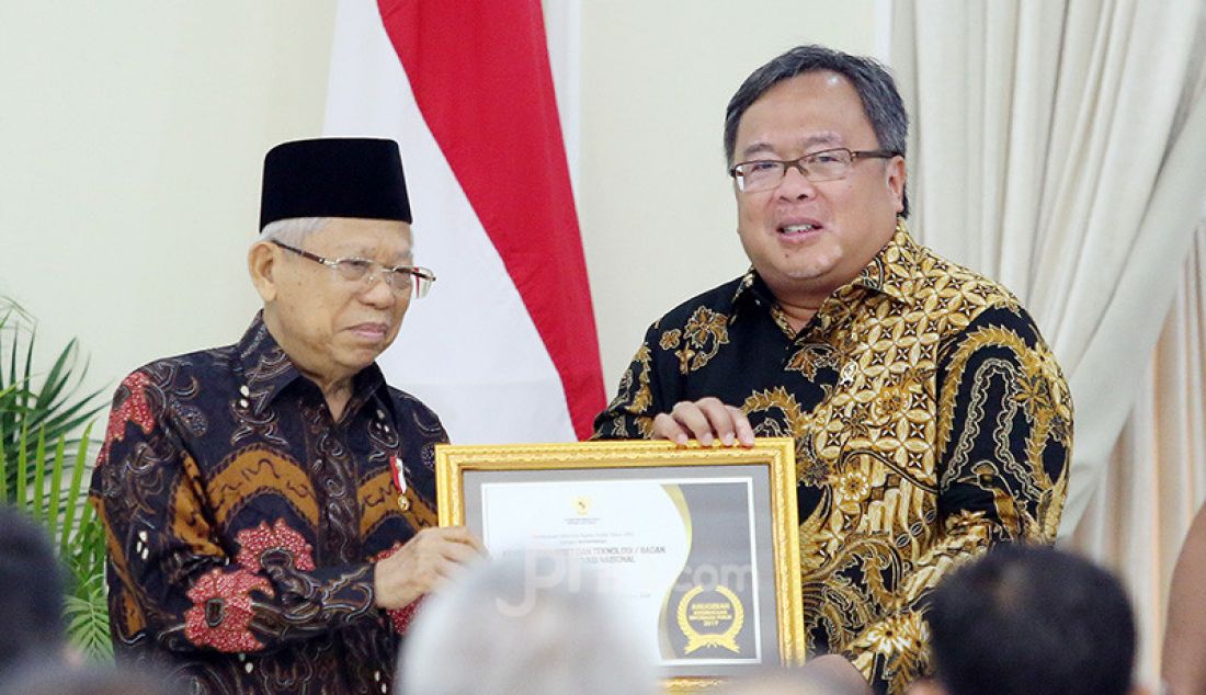 Wapres Ma'ruf Amin memberikan penghargaan kepada Menristek dan Kepala Badan Riset Inovasi Nasional Bambang Brodjonegoro pada acara Penganugerahan Keterbukaan Informasi Publik Tahun 2019, Jakarta, Kamis (21/11). - JPNN.com