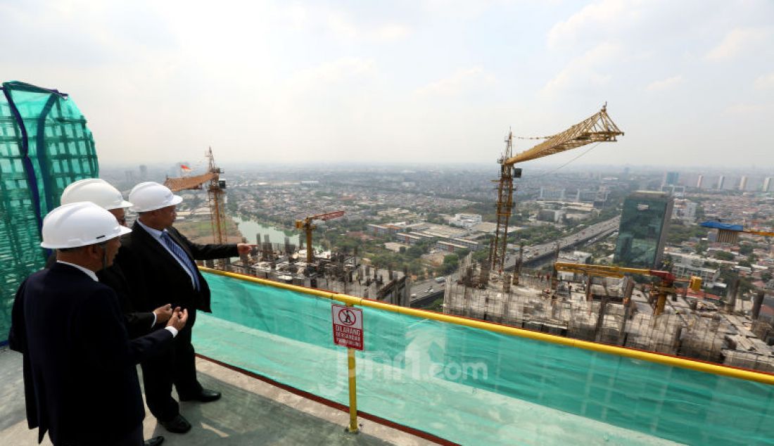 Presdir PT. Lippo Karawaci, Tbk Ketut Budi Wijaya, Chief Operating Officer PT. Lippo Karawaci, Tbk Rudy Halim dan Presdir PT. Nusa Konstruksi Enjiniring, Tbk Djoko Eko Suprastowo saat topping off di menara Holland Office - JPNN.com