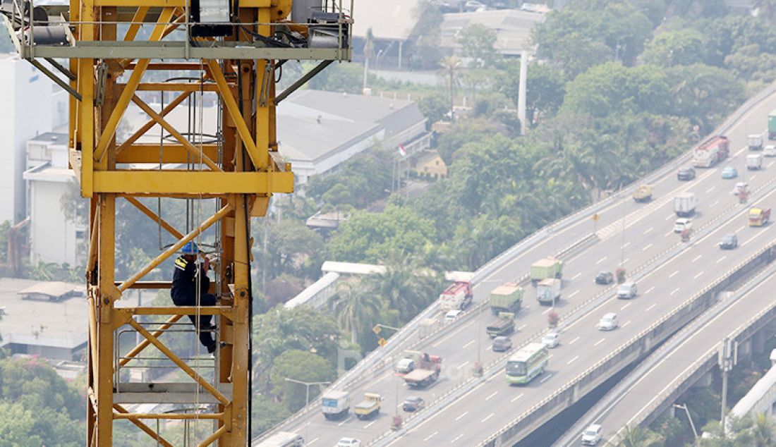 Pekerja konstruksi saat turun dari tower crane usai bekerja di Cempaka Putih, Jakarta, Rabu (20/11). Program Return to Work merupakan manfaat tambahan dari Program Jaminan Kecelakaan Kerja yang diwujudkan dalam bentuk pendampingan peserta. - JPNN.com