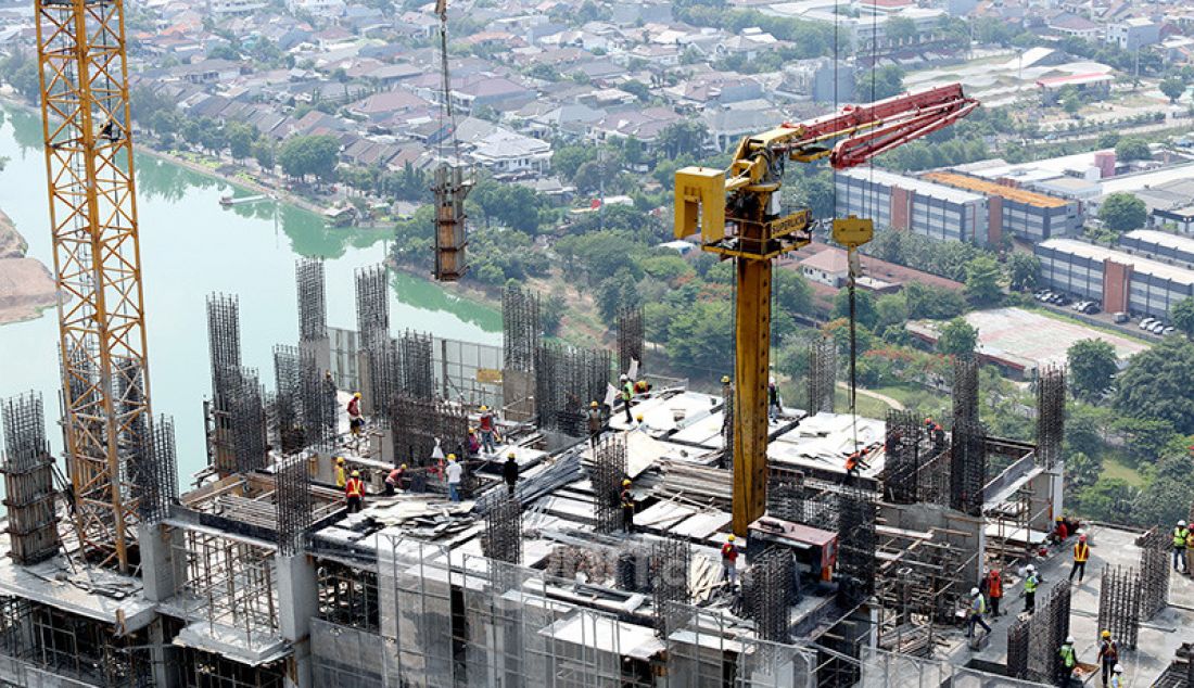 Para pekerja konstruksi saat bekerja di Cempaka Putih, Jakarta, Rabu (20/11). Program Return to Work merupakan manfaat tambahan dari Program Jaminan Kecelakaan Kerja yang diwujudkan dalam bentuk pendampingan bagi peserta. - JPNN.com