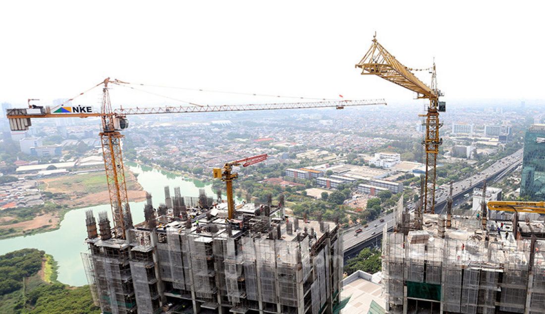 Konstruksi bangunan di Cempaka Putih, Jakarta, Rabu (20/11). Jakarta masih jadi kawasan yang strategis untuk pengembangan bisnis properti. Tak heran pembangunan kawasan terpadu terintegrasi masih jadi andalan masa kini. - JPNN.com
