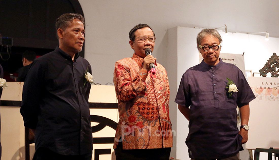 Mahfud MD saat membuka Pameran Seni Rupa Butet Kartaredjasa dan Widiyatno bertema Lanskap Luar Dalam di Tugu Kunstkring Paleis, Jakarta, Kamis (21/11). - JPNN.com