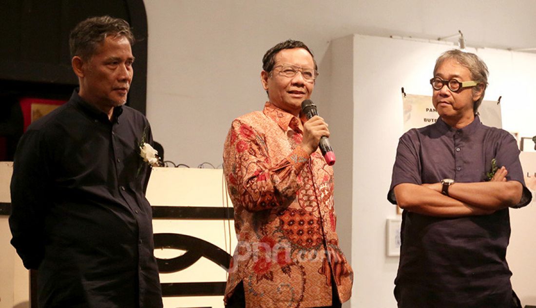 Mahfud MD saat membuka Pameran Seni Rupa Butet Kartaredjasa dan Widiyatno bertema Lanskap Luar Dalam di Tugu Kunstkring Paleis, Jakarta, Kamis (21/11). - JPNN.com