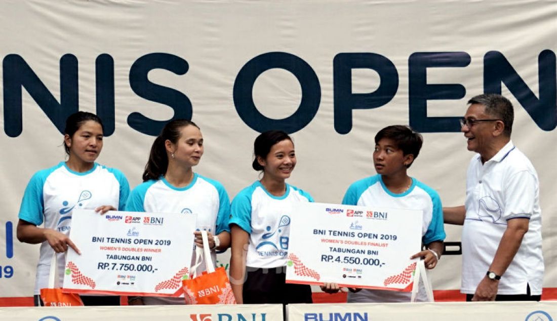 Ketua Umum PP Pelti Rildo Ananda Ananda Anwar (kiri) menyerahkan hadiaah kepada pemenang ganda putri Turnamen BNI Tennis Open 2019 di Jakarta, Jumat (22/11). Turnamen ini digunakan timnas tenis untuk berlaga di SEA Games 2019 - JPNN.com