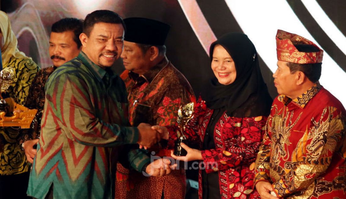 Staf Ahli Menparekraf Bidang Multikultural Guntur Sakti memberikan penghargaan kepada para pemenang pada acara Anugerah Pesona Indonesia 2019, Jakarta, Jumat (22/11). - JPNN.com
