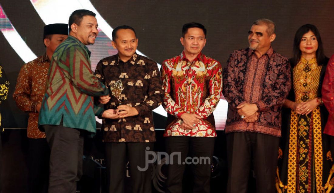 Staf Ahli Menparekraf Bidang Multikultural Guntur Sakti memberikan penghargaan kepada para pemenang pada acara Anugerah Pesona Indonesia 2019, Jakarta, Jumat (22/11). - JPNN.com