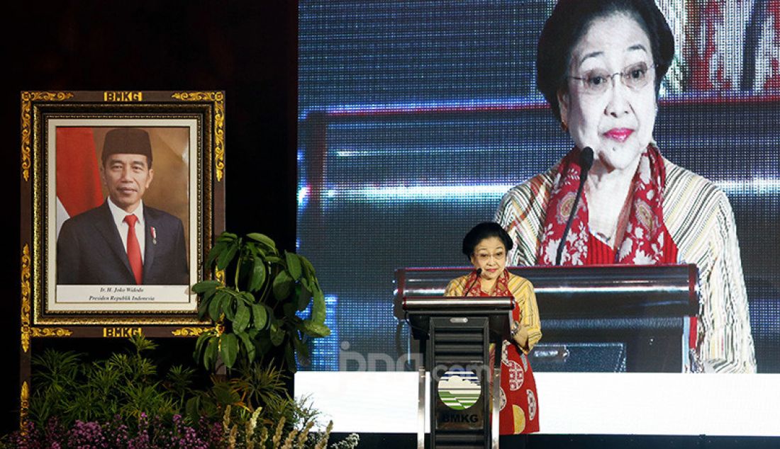 Megawati Soekarnoputri menerima penghargaan dari BMKG dan Basarnas sekaligus MoU Kerjasama antara PDI Perjuangan dengan BMKG dan Basarnas di Kantor BMKG, Jakarta, Senin (25/11). - JPNN.com