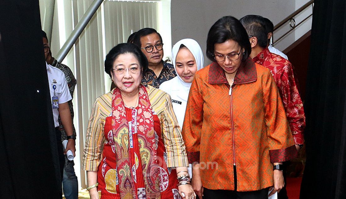Megawati Soekarnoputri menerima penghargaan dari BMKG dan Basarnas sekaligus MoU Kerjasama antara PDI Perjuangan dengan BMKG dan Basarnas di Kantor BMKG, Jakarta, Senin (25/11). - JPNN.com