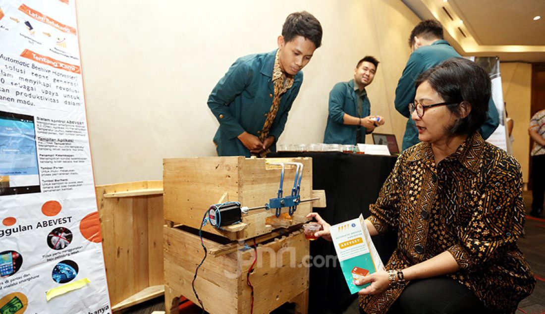 Head of Scholarship Tanoto Foundation Aryanti Savitri saat mengunjungi stan ITB saat acara Tanoto Student Research Awards, Jakarta, Rabu (27/11). Tanoto Foundation mendukung generasi muda untuk berinovasi melalui penelitian terapan di kampus nya masing-masing. - JPNN.com